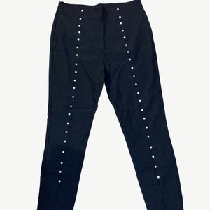 Black leggings with Perl in front